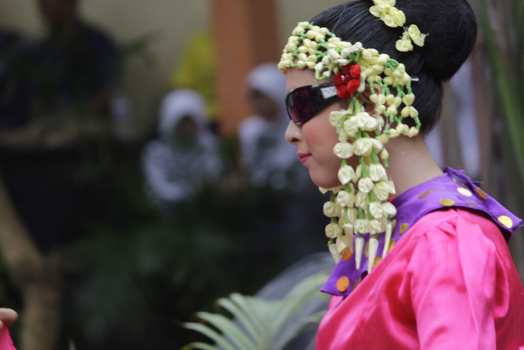 Tanaman Kembang Torong dengan bunga merah dan daun hijau