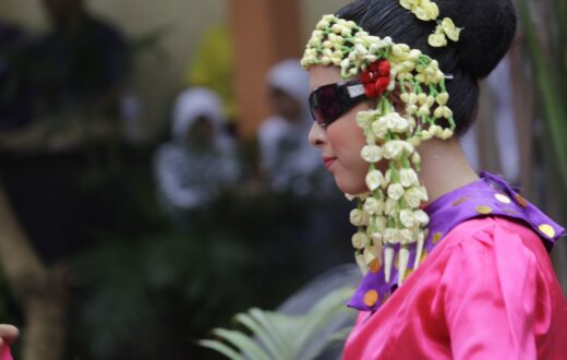 Tanaman Kembang Torong dengan bunga merah dan daun hijau