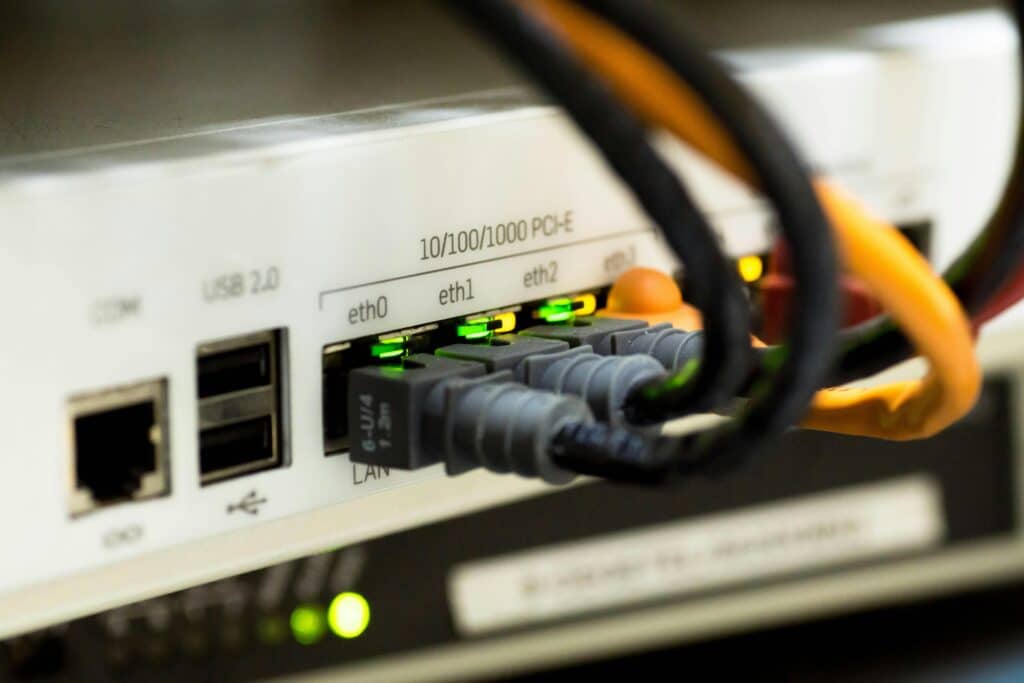 Proxy server adalah sebuah perangkat atau aplikasi yang bertindak sebagai perantara antara pengguna (client) dan internet