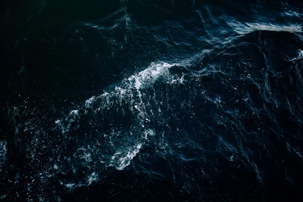 Misteri laut dalam dengan pemandangan kedalaman samudra yang gelap