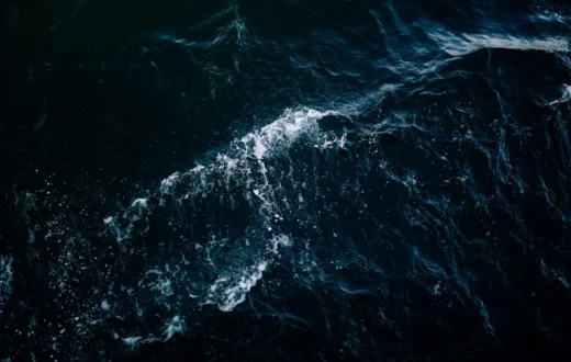 Misteri laut dalam dengan pemandangan kedalaman samudra yang gelap