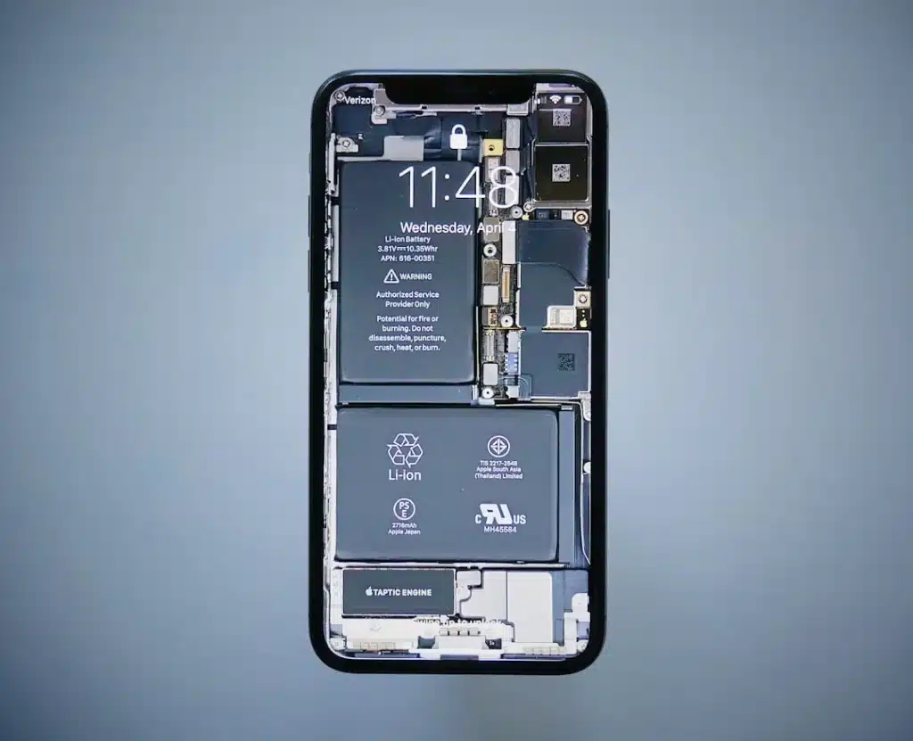 Ilustrasi tips dan panduan hemat baterai iPhone agar awet seharian