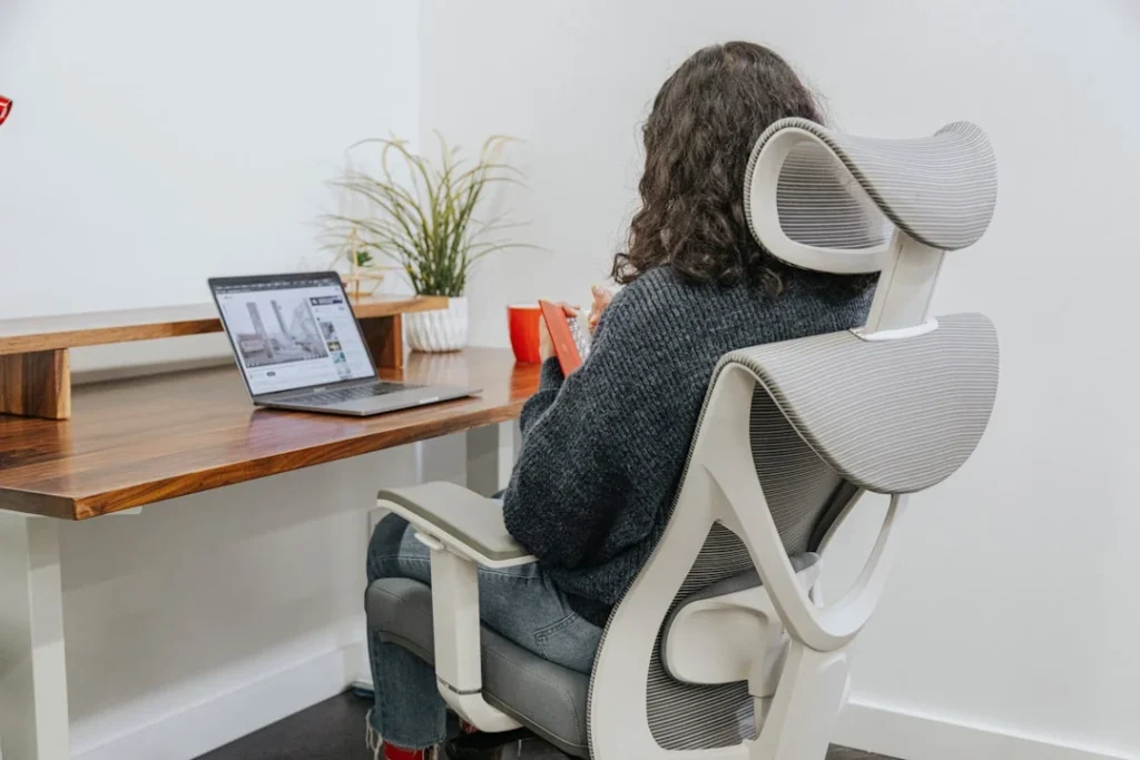 Postur duduk ergonomis mencegah tech neck saat kejar deadline