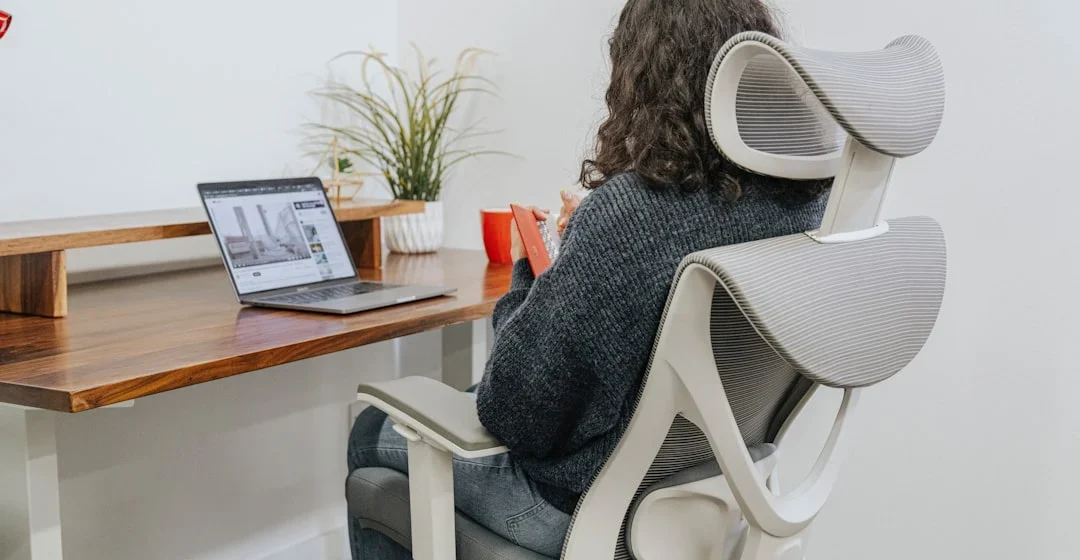 Postur duduk ergonomis mencegah tech neck saat kejar deadline