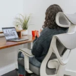 Postur duduk ergonomis mencegah tech neck saat kejar deadline