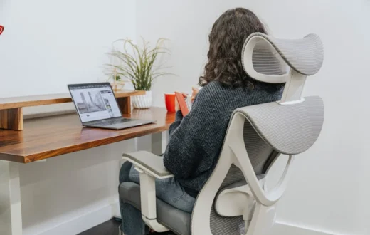 Postur duduk ergonomis mencegah tech neck saat kejar deadline