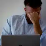 Ilustrasi pengguna kesal karena laptop mendadak lemot saat sedang bekerja